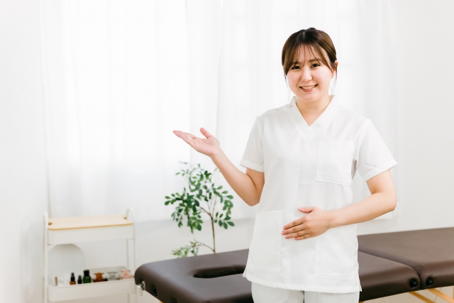 笑顔で佇む女性の柔道整復師