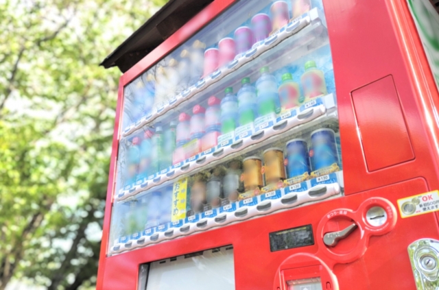 屋外に置かれた自動販売機
