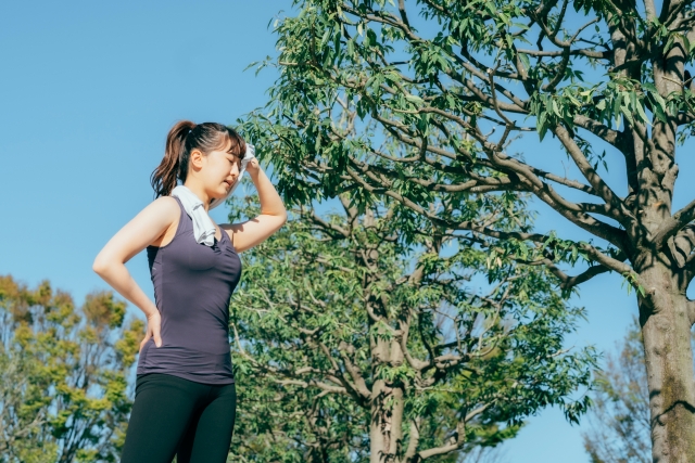 運動中に疲れた様子の女性