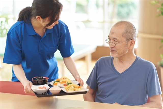介護施設で配膳業務を行う介護士