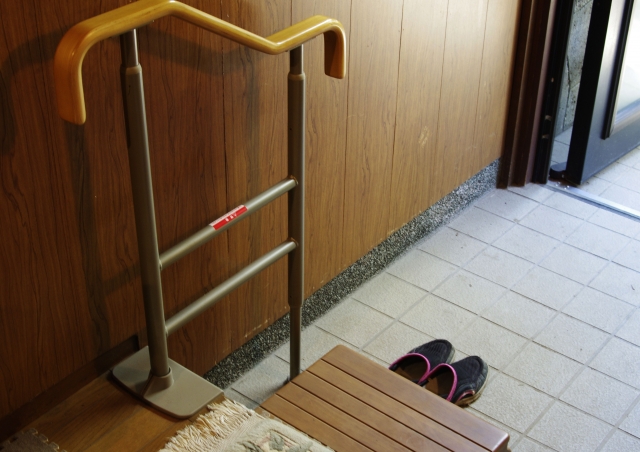 玄関に備え付けられた手すり