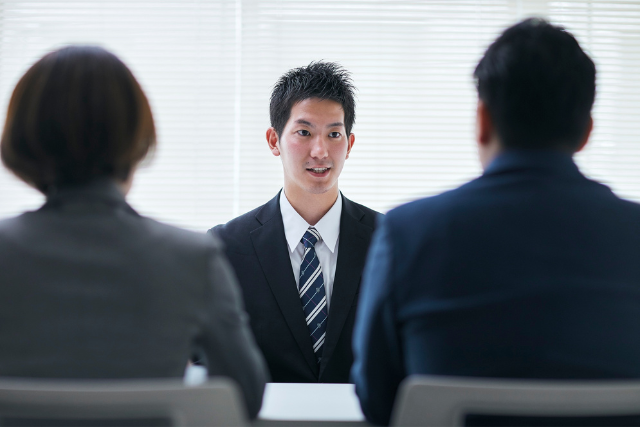 面接を受けるスーツ姿の若者男性