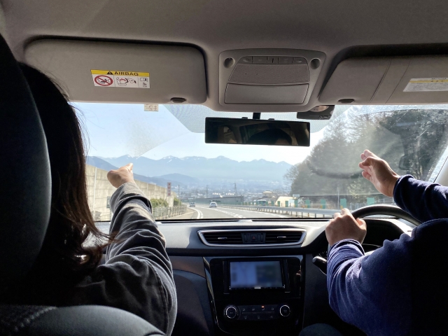 道順を説明するドライバー